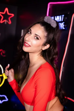 téléphone rose love Douciane latina yeux marrons